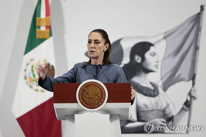 9일(현지시간) 정례 기자회견하는 멕시코 대통령 [멕시코시티 EPA=연합뉴스. 재판매 및 DB 금지]