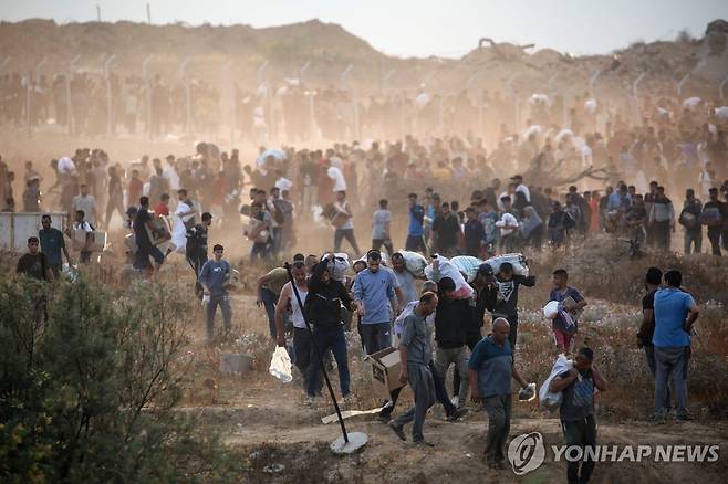 지난 8일(현지시간) GHF 배급소에서 식량 받아가는 팔레스타인 주민 [AFP 연합뉴스 자료사진. 재판매 및 DB 금지]