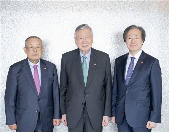 대한노인회, 건강보험공단 '담배 소송' 지지 국민건강보험공단 정기석(맨 오른쪽) 이사장과 대한노인회 이중근(가운데) 회장, 박용열 인천시연합회장이 공단 담배 소송 지지를 위한 간담회 후 사진을 촬영했다. [국민건강보험공단 제공]