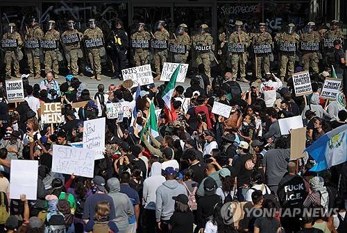 불법이민 단속에 항의하는 시위대  [로이터=연합뉴스 자료사진. 재판매 및 DB금지]