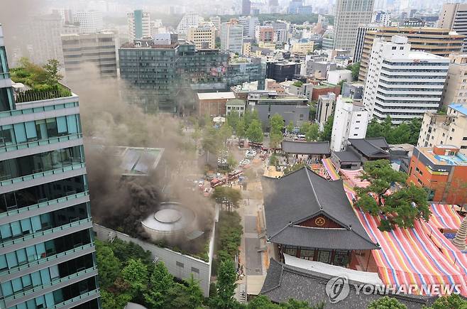 조계사 옆 불교중앙박물관서 화재 (서울=연합뉴스) 최재구 기자 = 10일 서울 종로구 조계사 옆 불교중앙박물관에서 화재가 발생해 연기가 치솟고 있다.  2025.6.10 jjaeck9@yna.co.kr