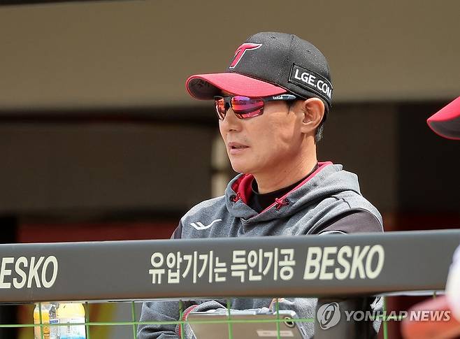 경기 지켜보는 염경엽 감독 (광주=연합뉴스) 조남수 기자 = 27일 광주기아챔피언스필드에서 열린 프로야구 LG 트윈스와 KIA 타이거즈의 경기. LG 염경엽 감독이 1회초 공격을 지켜보고 있다. 2025.4.27 iso64@yna.co.kr