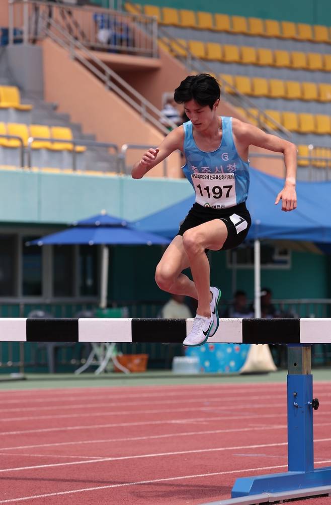 박원빈, KBS배 육상 남자 3,000ｍ 장애물 우승 (서울=연합뉴스) 박원빈이 10일 경북 예천스타디움에서 열린 제53회 KBS배전국육상경기대회 남자 일반부 3,000ｍ에서 허들을 넘고 있다. [대한육상연맹 제공. 재판매 및 DB금지]