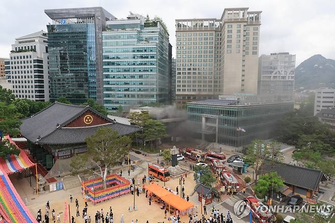 조계사 옆 건물 화재 발생 (서울=연합뉴스) 최재구 기자 = 10일 서울 종로구 조계사 옆 한국불교역사문화기념관 국제회의장에서 화재가 발생해 소방관들이 출동해 있다. 2025.6.10 jjaeck9@yna.co.kr