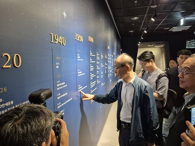 대한민국민주주의전당 관람하는 민주 단체 관계자 [촬영 정종호]