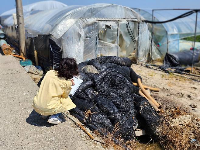 농배수로에 놓인 영농폐기물 [익산시 제공. 재판매 및 DB 금지]