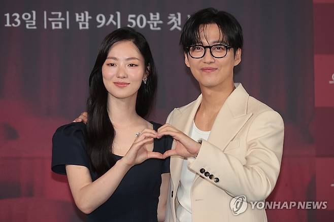 남궁민-전여빈, 정통멜로 '우리영화' 사랑해주세요 (서울=연합뉴스) 류효림 기자 = 배우 전여빈, 남궁민이 10일 서울 용산구 CGV 용산아이파크몰에서 열린 SBS금토드라마 '우리영화' 제작발표회에서 포즈를 취하고 있다. 2025.6.10 ryousanta@yna.co.kr