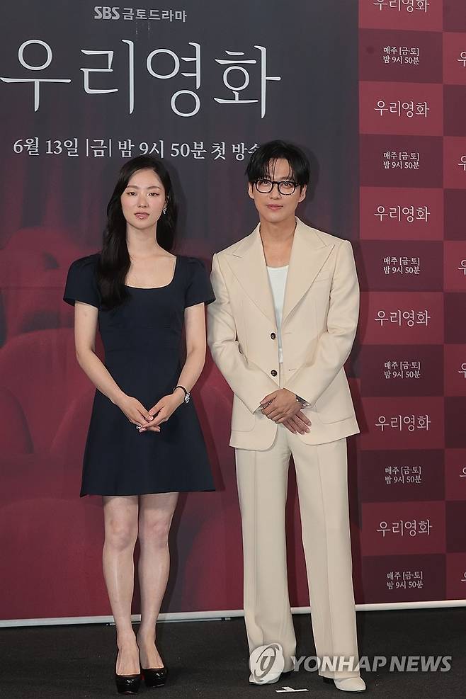 남궁민-전여빈, 정통멜로 '우리영화' 사랑해주세요 (서울=연합뉴스) 류효림 기자 = 배우 전여빈, 남궁민이 10일 서울 용산구 CGV 용산아이파크몰에서 열린 SBS금토드라마 '우리영화' 제작발표회에서 포즈를 취하고 있다. 2025.6.10 ryousanta@yna.co.kr