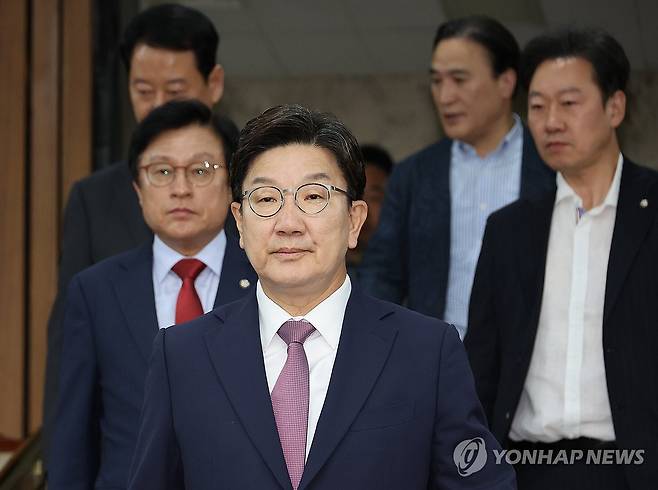 원내대책회의 참석하는 권성동 원내대표 (서울=연합뉴스) 박동주 기자 = 국민의힘 권성동 원내대표가 10일 서울 여의도 국회에서 열린 원내대책회의에 참석하고 있다. 2025.6.10 pdj6635@yna.co.kr
