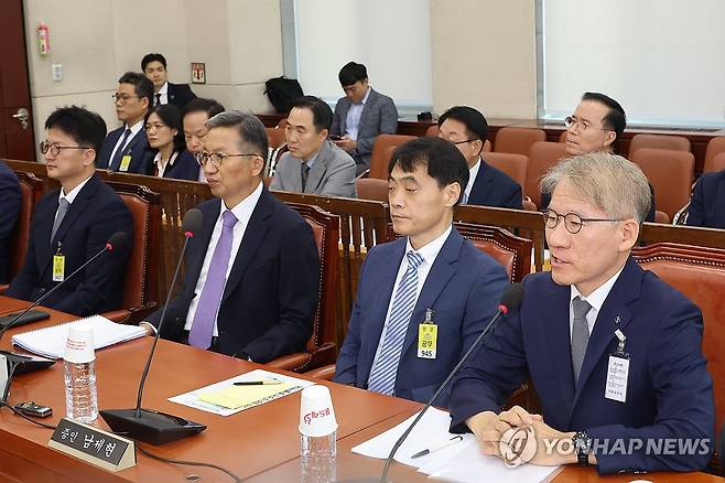 답변하는 조병노 경무관 (서울=연합뉴스) 김주성 기자 = 20일 오전 국회에서 열린 행정안전위원회의 '세관 연루 마약 밀반입 사건 수사 외압 의혹 청문회'에서 증인으로 출석한 조병노 전북경찰청 자치경찰부장(경무관)이 신문에 답하고 있다. 2024.8.20 utzza@yna.co.kr