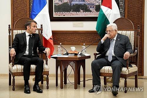 2023년 10월 서안지구서 만난 아바스 팔 자치정부 수반과 마크롱 대통령.  [로이터 연합뉴스 자료사진. 재판매 및 DB 금지]