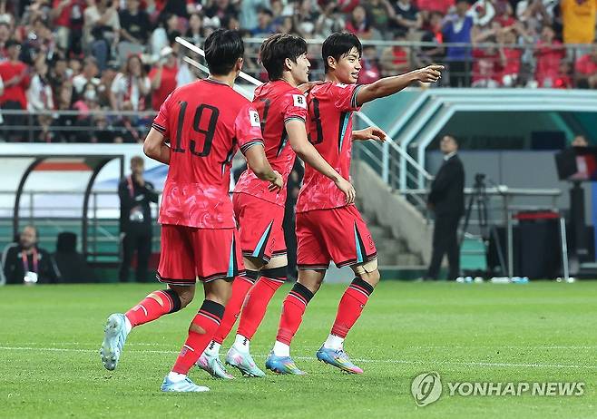 기뻐하는 전진우 (서울=연합뉴스) 김성민 기자 = 10일 서울월드컵경기장에서 열린 2026 북중미 월드컵 아시아 3차 예선 최종전 한국과 쿠웨이트의 경기.
    전진우가 상대 자책골을 유도한 뒤 기뻐하고 있다. 2025.6.10 ksm7976@yna.co.kr