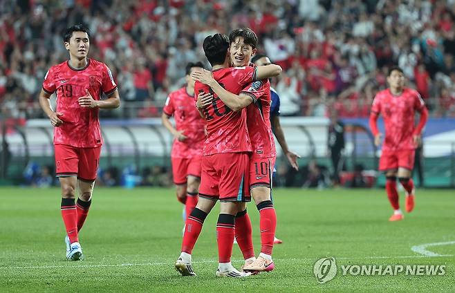 네 번째 골의 주인공 이재성 (서울=연합뉴스) 김성민 기자 = 10일 서울월드컵경기장에서 열린 2026 북중미 월드컵 아시아 3차 예선 최종전 한국과 쿠웨이트의 경기. 한국 이재성이 골을 넣고 기뻐하고 있다. 2025.6.10 ksm7976@yna.co.kr