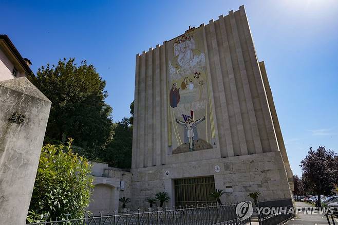로마에 있는 캐나다 순교자 성모 교회 정면에 설치된 루프니크 신부의 모자이크 작품 [AP 연합뉴스 자료사진. 재판매 및 DB 금지]