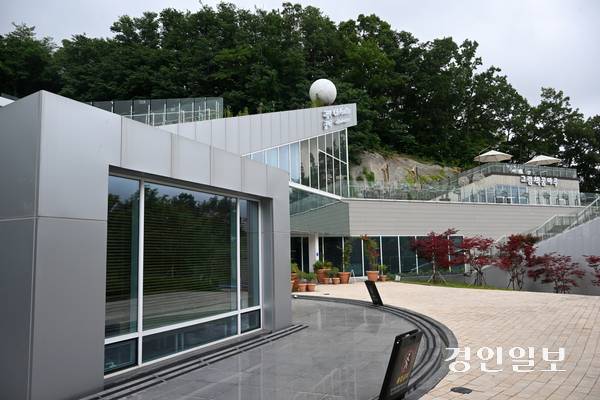 군포시가 그림책꿈마루 도서관 위탁업체와의 계약기간을 2년으로 설정해 군포시의회의 동의를 얻었으나 실제론 3년 계약을 진행한 것으로 뒤늦게 드러나 논란이 일고 있다. 2025.6.10 /임열수기자 pplys@kyeongin.com