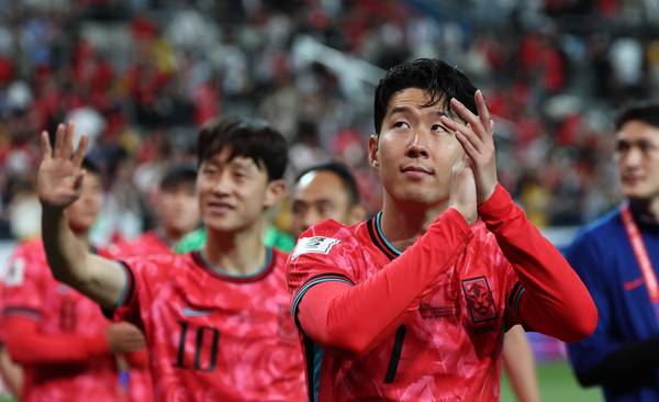 10일 서울월드컵경기장에서 열린 2026 북중미 월드컵 아시아 3차 예선 최종전 한국과 쿠웨이트의 경기. 11회 연속 월드컵 본선 진출에 성공한 한국 대표팀의 주장 손흥민이 그라운드를 돌며 팬들에게 인사하고 있다. 2025.6.10 /연합뉴스