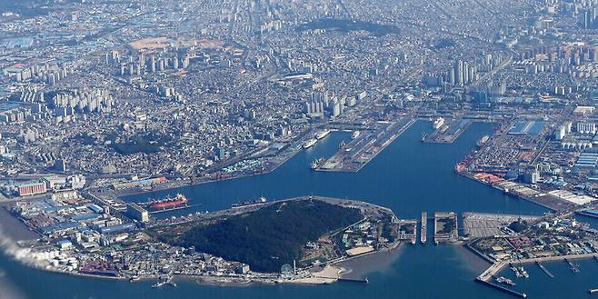 ▲ 수도권 물류 중심지 인천내항 모습. 항만 뒤편에는 거대한 도심이 형성돼 있다. /인천일보DB