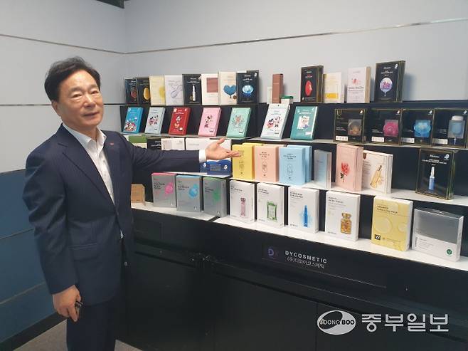 최철호 (주)디와이코스메틱 대표가 자사 제품들을 소개하고 있다. 이태호기자