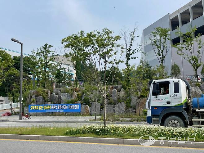 화성시 장지동 일대에 동탄 대형물류센터를 반대하는 현수막이 걸려있다. 사진=중부일보DB