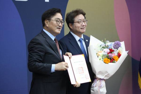 더불어민주당 염태영(수원무) 의원이 11일 국회에서 열린 '제5회 대한민국 국회 의정대상 시상식'에서 경제분야 우수 법률안 발의 국회의원으로 선정, 의정대상을 수상했다./염태영 의원실