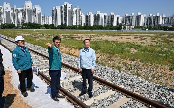 유정복 인천광역시장이 11일 부평동~장고개간 도로개설공사(3-2공구) 현장에서 현황보고를 받고 있다./사진=인천시 제공