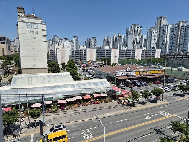 대전 중구 문화동 국방부연금관리단 소유의 부지 중 풋살장과 식당의 임대계약이 종료되면서 유일하게 남은 꽃마을도 위태로운 실정이다.