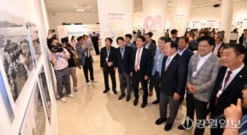 강원일보 창간 80주년 기념 강원의 역사전 개막식이 11일 춘천문화예술회관 전시장에서 성황리에 열렸다. 개막식에 참여한 김진태 강원자치도지사, 신경호 도 교육감, 한기호·이철규 국회의원, 박진오 강원일보사장, 김진호 춘천시의장, 정재연 강원대총장, 최용주 강일언론인회장 등 참석자들이 강원일보의 80년간 강원도 역사의 기록을 담은 전시물들을 관람하고 있다. 박승선기자