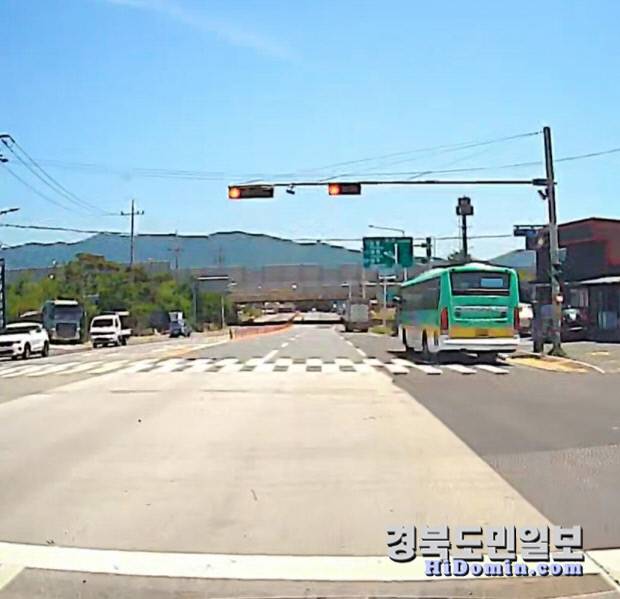 시내버스가 바깥쪽 차선으로 달려가는 모습. 신호위반이 의심된다. 사진=독자 제공