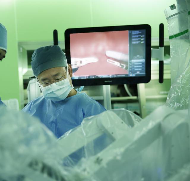 양산부산대병원 박성우(비뇨의학과) 로봇수술센터장이 다빈치 로봇을 활용해 수술하고 있다. 양산부산대병원 제공