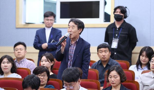 11일 오후 구미시 IT의료융합기술센터에서 열린 2025 경북포럼 '트럼프 2.0 시대, 국제경제질서 변동과 대응전략' 에서 한 참석자가 패널들에게 질문을 던지고 있다. 정훈진 기자 jhj131@kyongbuk.com
