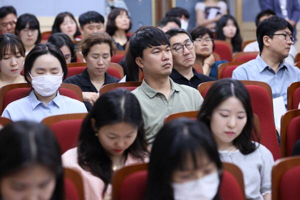 11일 오후 구미시 IT의료융합기술센터에서 열린 2025 경북포럼 '트럼프 2.0 시대, 국제경제질서 변동과 대응전략' 에서 참석자들이 경청하고 있다. 정훈진 기자 jhj131@kyongbuk.com