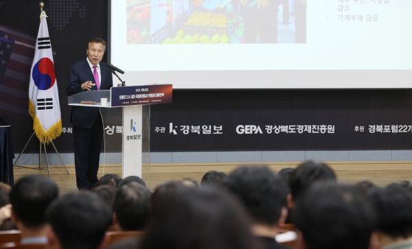 손학규 前경기도지사.前보건복지부 장관이 11일 오후 구미시 IT의료융합기술센터에서 열린 2025 경북포럼 '트럼프 2.0 시대, 국제경제질서 변동과 대응전략' 에서 주제강연을 펼치고 있다. 정훈진 기자 jhj131@kyongbuk.com