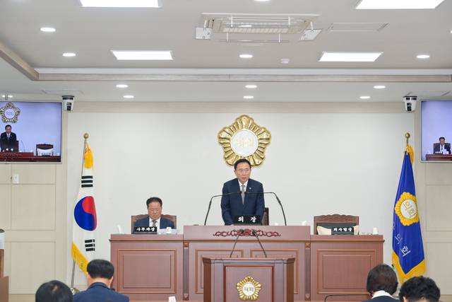 김성호 군의장이 추가경정 예산을 심의 의결하고 있다. 사진제공 영덕군의회