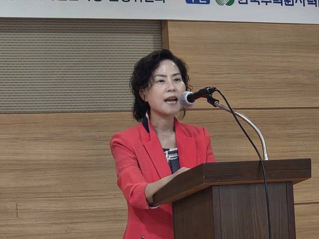 윤순례 작가의 수상소감 발표.