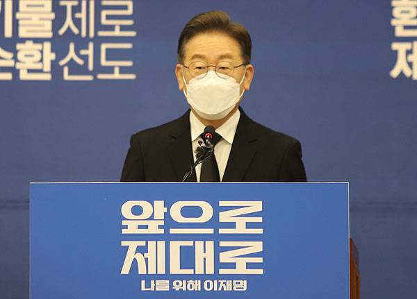 2022년 2월 13일 제주4.3평화교육센터에서 제주지역 9대 공약을 발표하고 있는 이재명 당시 대선 후보. 이때부터 상급종합병원 지정 공약을 내세웠다. ⓒ제주의소리 자료사진