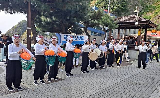 제주시 도두어촌계해녀회(김방진)와 도두해녀공연단(단장 양순옥)이 지난 8일 한반도 동쪽 끝자락 독도와 울릉도를 방문하고 제주해녀문화를 알리는 버스킹(Busking) 공연을 펼쳤다. / 사진 = 도두어촌계해녀회 ⓒ제주의소리