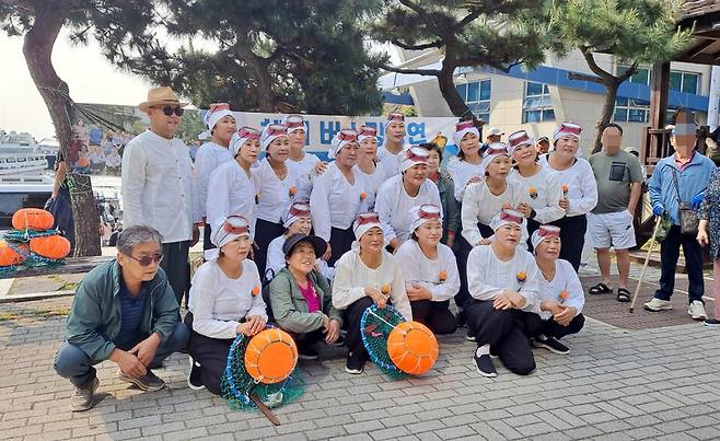 제주시 도두어촌계해녀회(김방진)와 도두해녀공연단(단장 양순옥)이 지난 8일 한반도 동쪽 끝자락 독도와 울릉도를 방문하고 제주해녀문화를 알리는 버스킹(Busking) 공연을 펼쳤다. / 사진 = 도두어촌계해녀회 ⓒ제주의소리