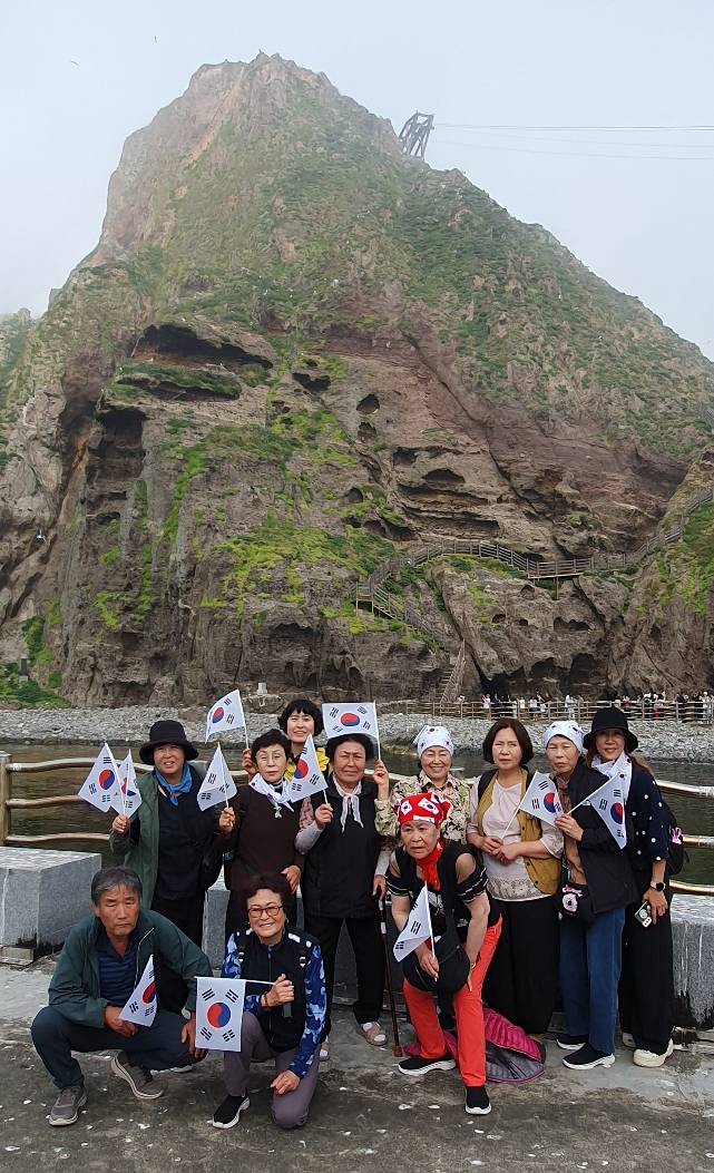 제주시 도두어촌계해녀회(김방진)와 도두해녀공연단(단장 양순옥)이 지난 8일 한반도 동쪽 끝자락 독도와 울릉도를 방문하고 제주해녀문화를 알리는 버스킹(Busking) 공연을 펼쳤다. / 사진 = 도두어촌계해녀회 ⓒ제주의소리