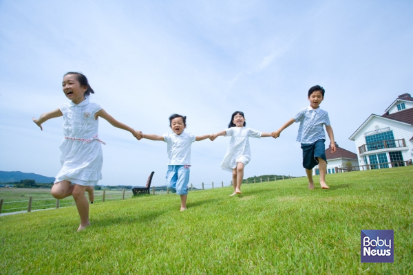 친구들과 한창 정신없이 뛰어놀아야 하는 너무 어린 나이에 다리뼈 일부가 괴사되어서 자유롭게 뛰어놀지 못하는 아이들이 있다. 바로 '레그-칼베-페르테스병(Legg-Calvé-Perthes(LCP) disease)'이 발병한 어린이들이다. ⓒ베이비뉴스
