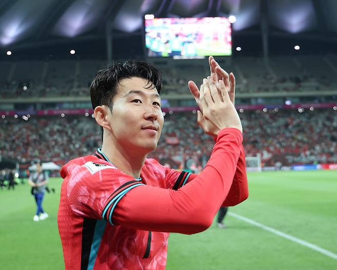 한국 축구 국가대표팀 주장 손흥민이 10일 서울월드컵경기장에서 열린 11회 연속 월드컵 본선 진출 축하 행사에서 관중들에게 인사를 하고 있다. 사진=연합뉴스