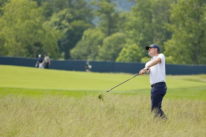 저스틴 로즈가 오크몬트 컨트리클럽 17번홀 러프에서 공을 쳐내고 있다. (사진USGA)