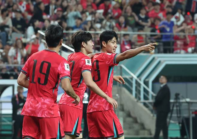 10일 서울월드컵경기장에서 열린 2026 북중미 월드컵 아시아 3차 예선 최종전 한국과 쿠웨이트의 경기. 전진우가 상대 자책골을 유도한 뒤 기뻐하고 있다. 사진=연합뉴스