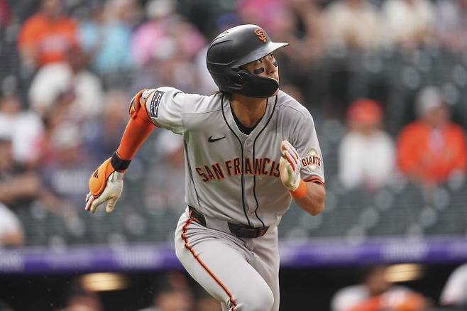 샌프란시스코 자이언츠 이정후가 3루타를 때린 뒤 자신이 친 타구를 확인하며 전력질주를 하고 있다. 사진=AP PHOTO
