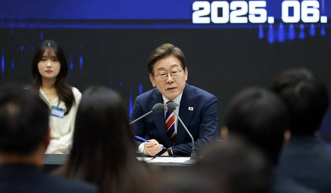 이재명 대통령이 11일 서울 영등포구 한국거래소에서 열린 주식시장 불공정거래 근절을 위한 현장 간담회에서 참석자 질문에 답하고 있다. [대통령실통신사진기자단]