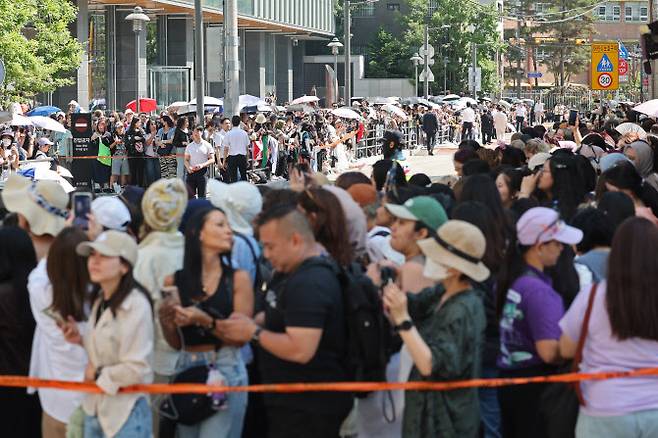 방탄소년단(BTS) 멤버 지민과 정국의 전역일인 11일 서울 용산구 하이브 사옥 앞에서 국내외 팬들이 제대를 축하하고 있다.(사진=연합뉴스)