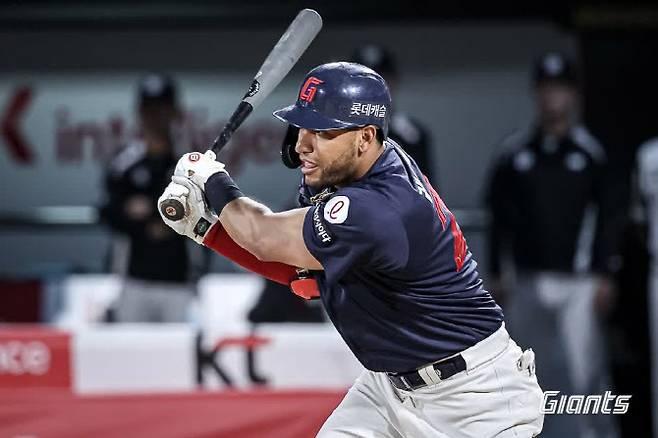 롯데자이언츠 빅터 레이예스가 2타점 역전 결승타를 터뜨리고 있다. 사진=롯데자이언츠