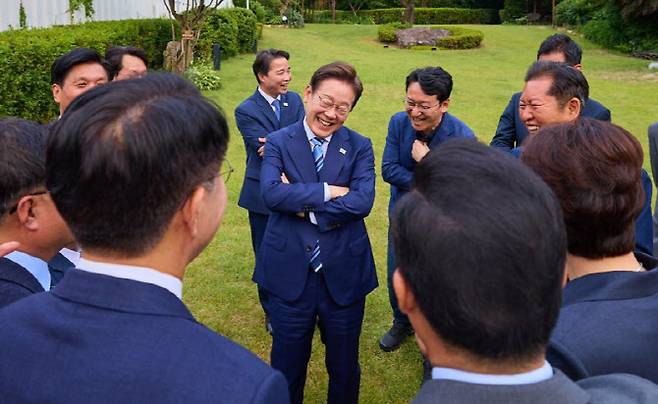 7일 민주당 지도부와 오찬을 갖는 이재명 대통령. 파란색 줄무늬 넥타이를 착용했다. (사진=이재명 대통령 SNS)