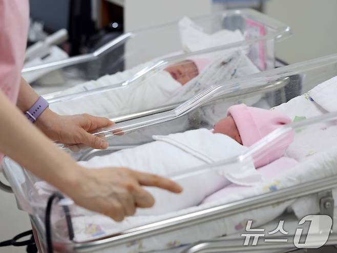 서울 구로구 고려대학교 구로병원 신생아실에서 아이가 잠을 자고 있다.ⓒ News1 황기선 기자