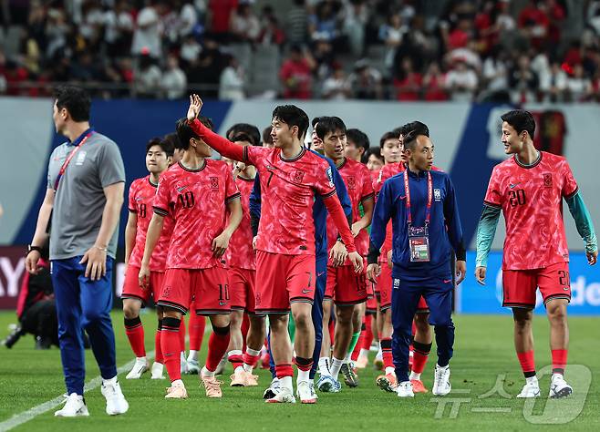 손흥민을 비롯한 대한민국 선수들이 10일 오후 서울 마포구 상암동 서울월드컵경기장에서 열린 2026 국제축구연맹(FIFA) 북중미 월드컵 아시아 3차 예선 B조 10차전 대한민국과 쿠웨이트의 경기 4대0 승리 후 관중에게 인사하고 있다. 2025.6.10/뉴스1 ⓒ News1 김도우 기자