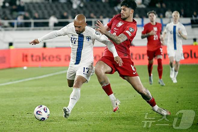 폴란드(빨간색 유니폼)는 11일(한국시간) 열린 2026 북중미 월드컵 유럽 예선 G조 경기에서 핀란드에 1-2로 졌다. ⓒ AFP=뉴스1